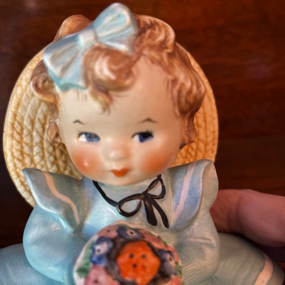 Goebel Charlot Byj 12 Sitting Pretty Girl With Bouquet Figurine 1957 - Picture 9 of 12